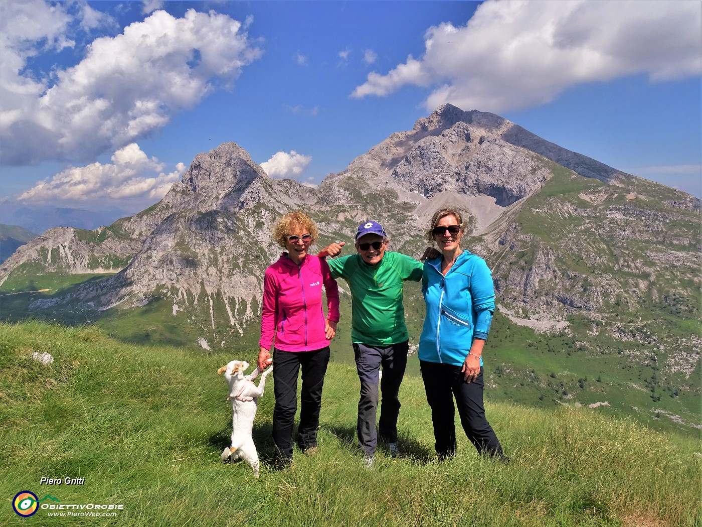 04 Con amica Prisca compagna di tante escursioni e sorella Flory con vista dal Vindiolo su Arera e Corna Piana.JPG